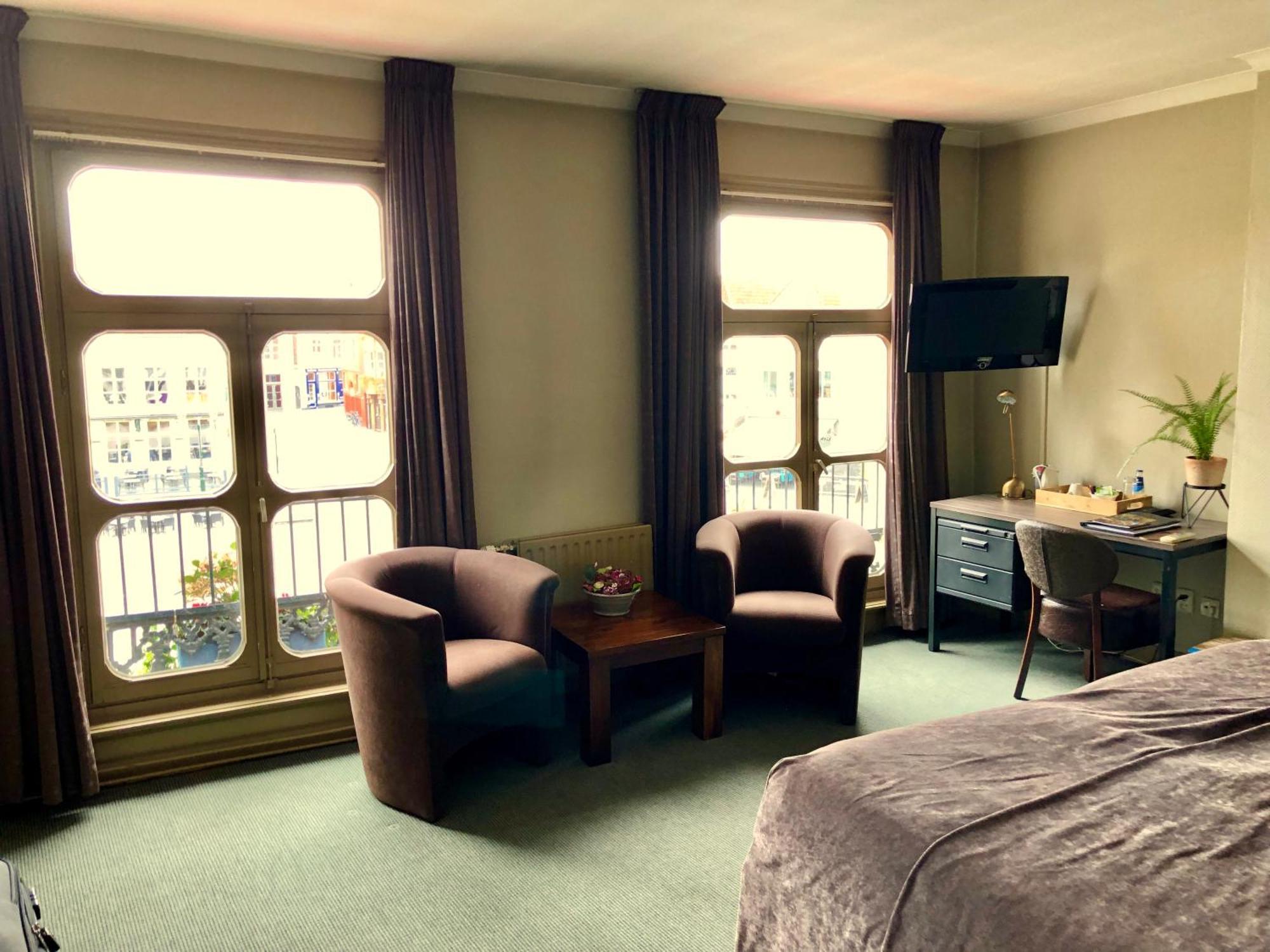 Grand Cafe Hotel De Bourgondier Bergen op Zoom Exterior foto